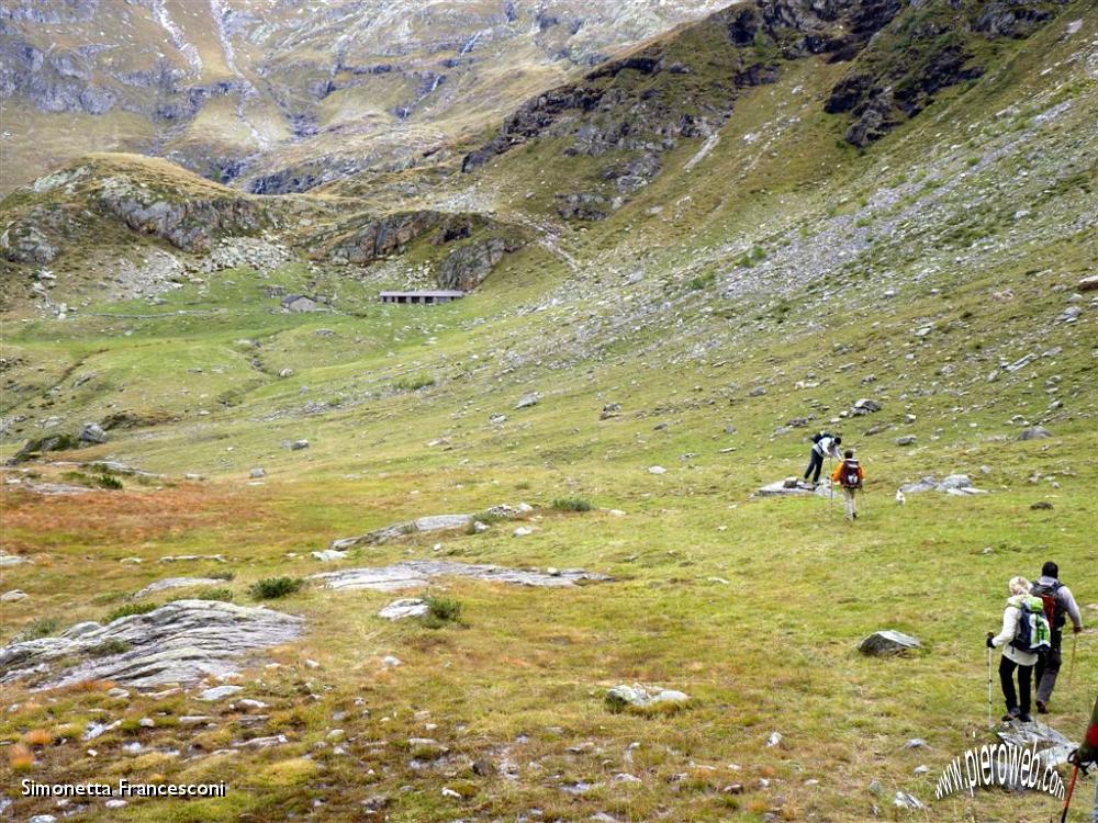 35 Il vallone con sullo sfondo la piccola baita di Sasna.JPG